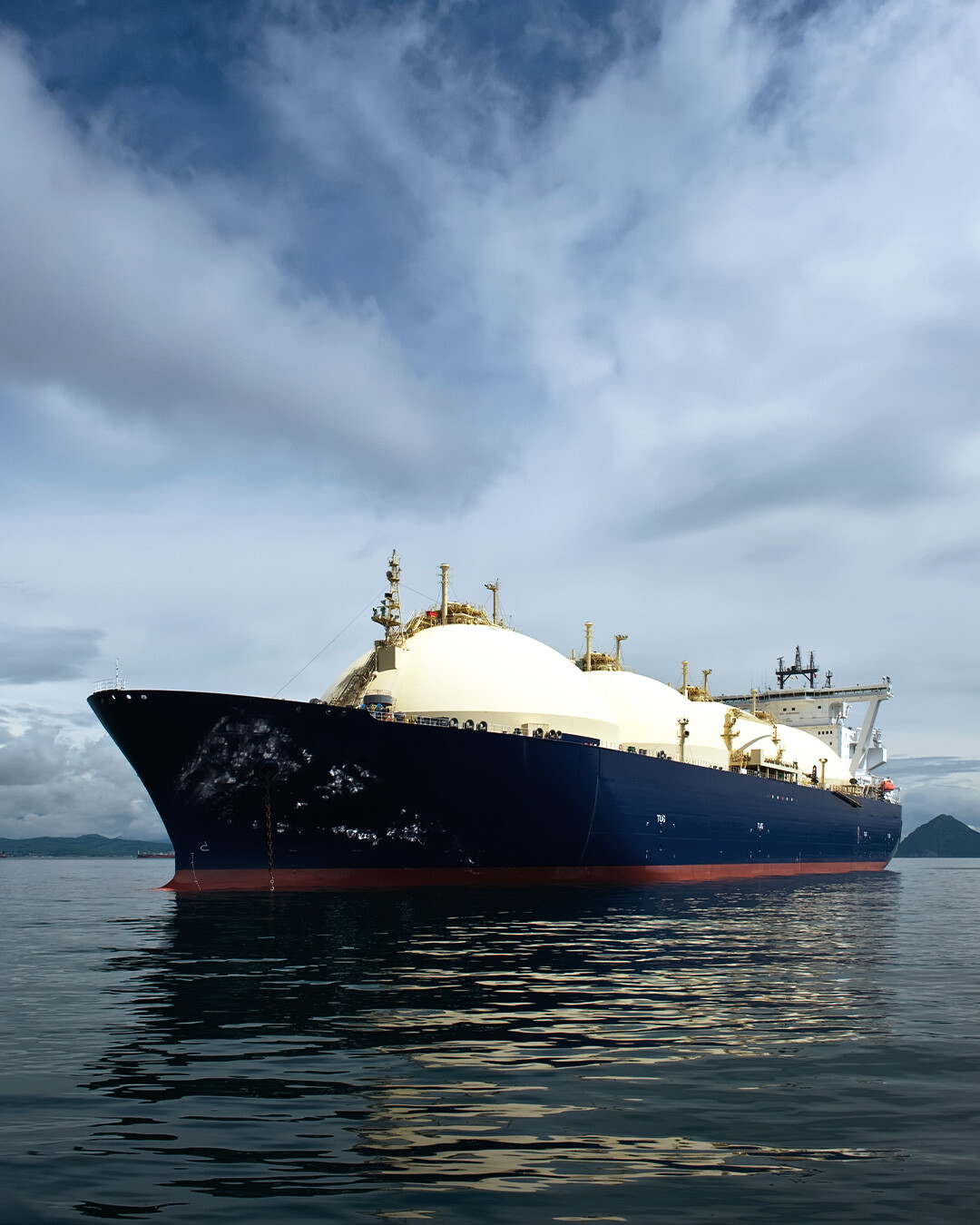  LNG carrier with heat exchanger on the sea