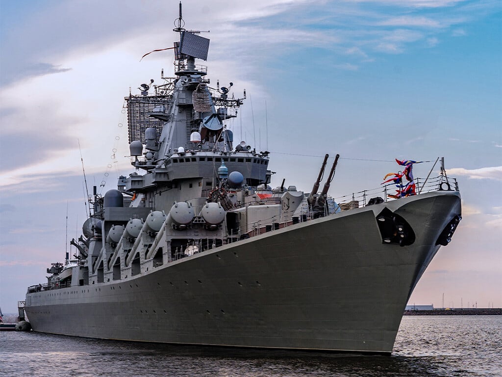 Navy vessel using heat exchanger on the sea